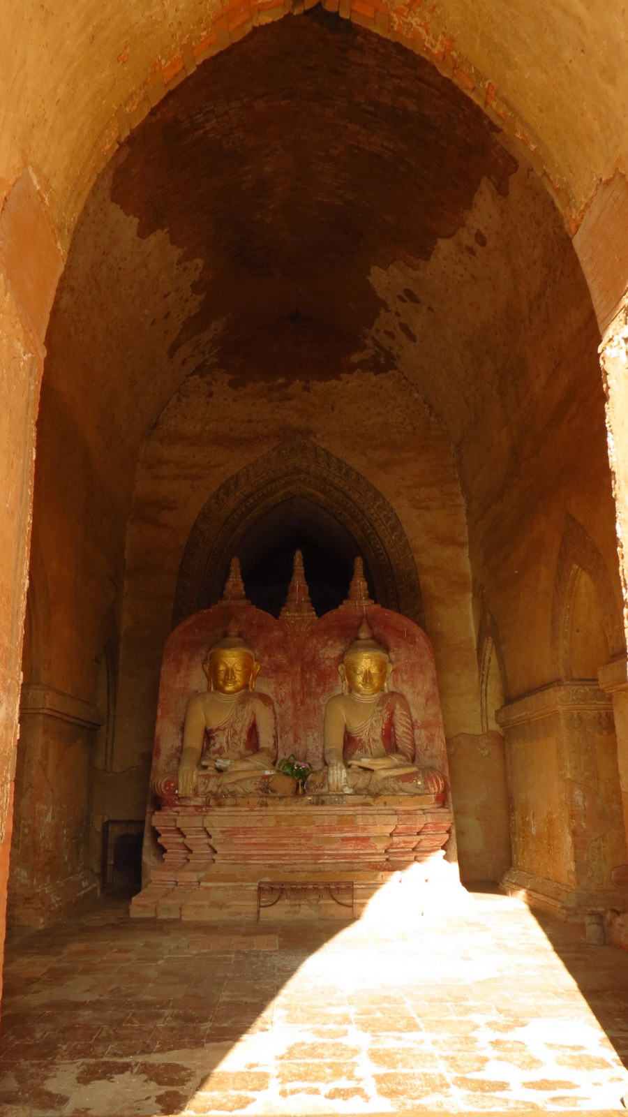dhammayangyi-twin-buddhas