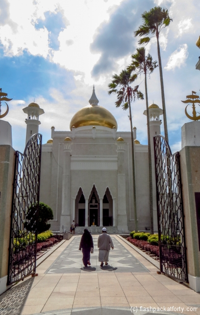 omar-ali-saifuddien-mosque-path-people