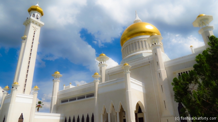 omar-ali-saifuddien-mosque-view