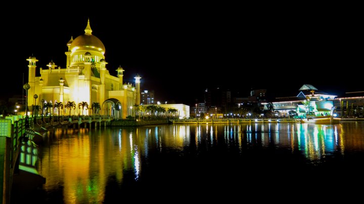 omar-ali-saifuddien-mosque-and-lake-night-reflection