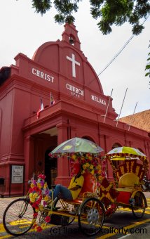 christ-church-malacca-and-trishaws