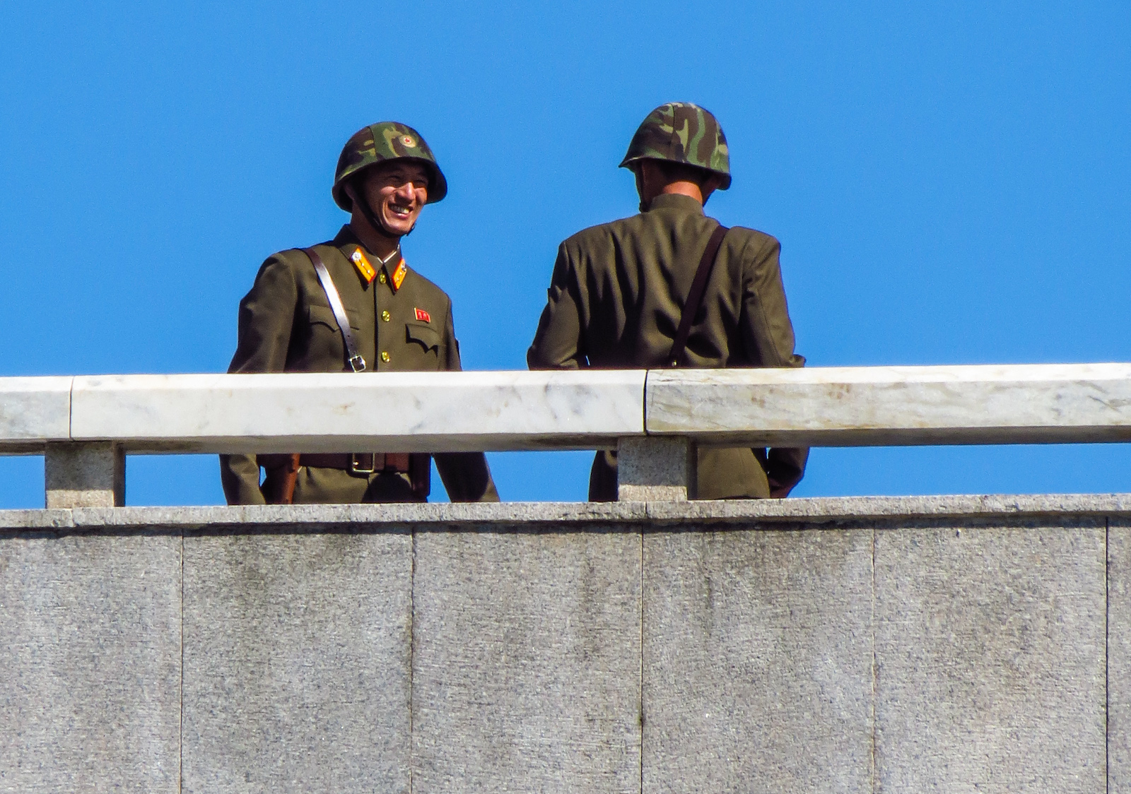 north-korean-soldiers-dmz-viewing