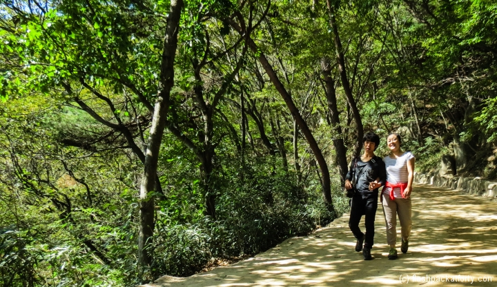 lovers-at-seokguram-grotto