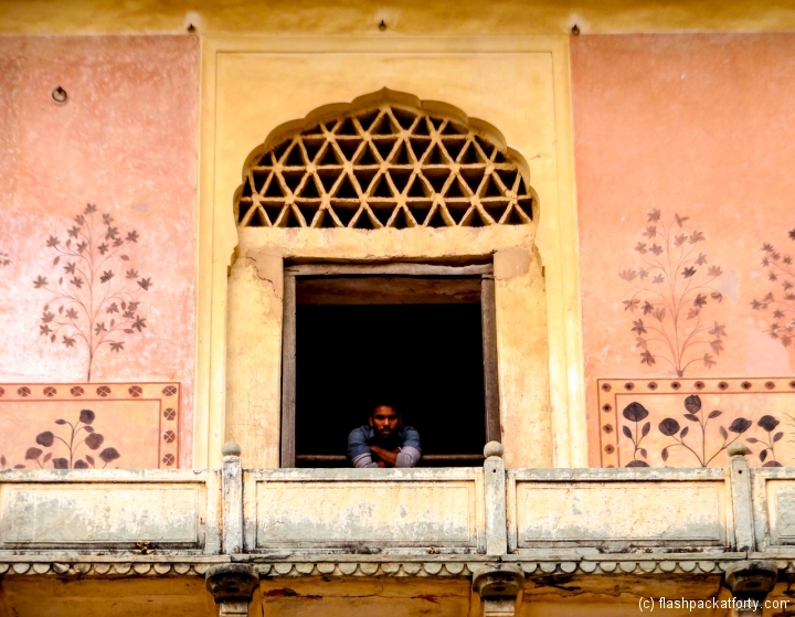 amber-fort-man-peers-through-window-jaipur
