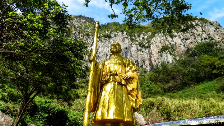 golden-statue-sanbang-jeju-korea