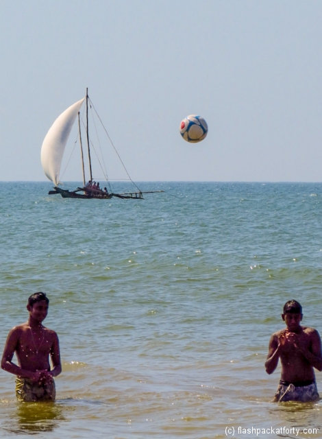 negombo-sailboat-ball-and-men