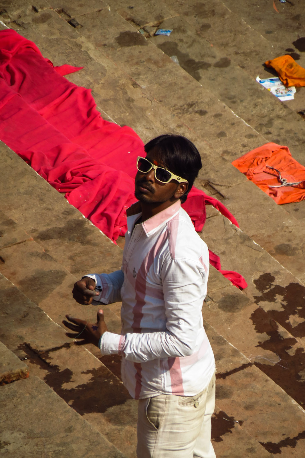 cool-dude-flying-kite-india-varanasi