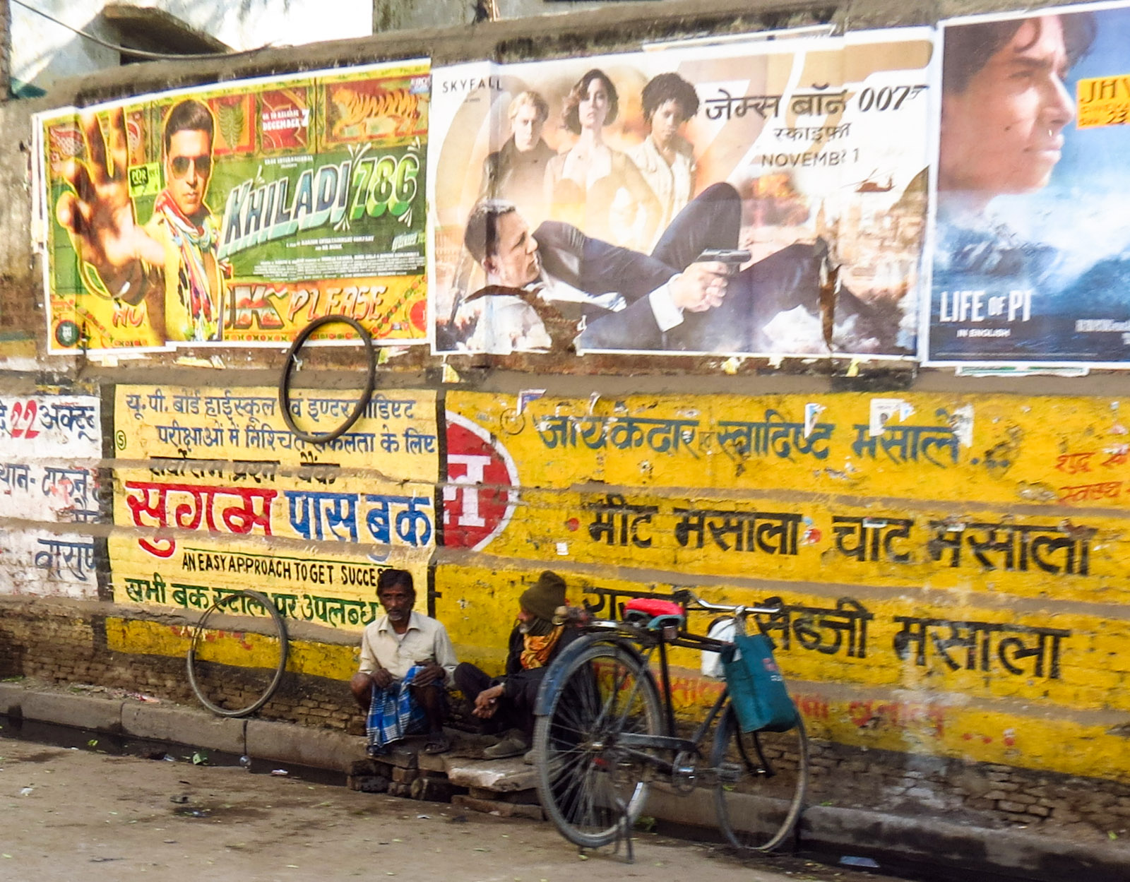 film-adverts-bike-and-men-varanasi-india
