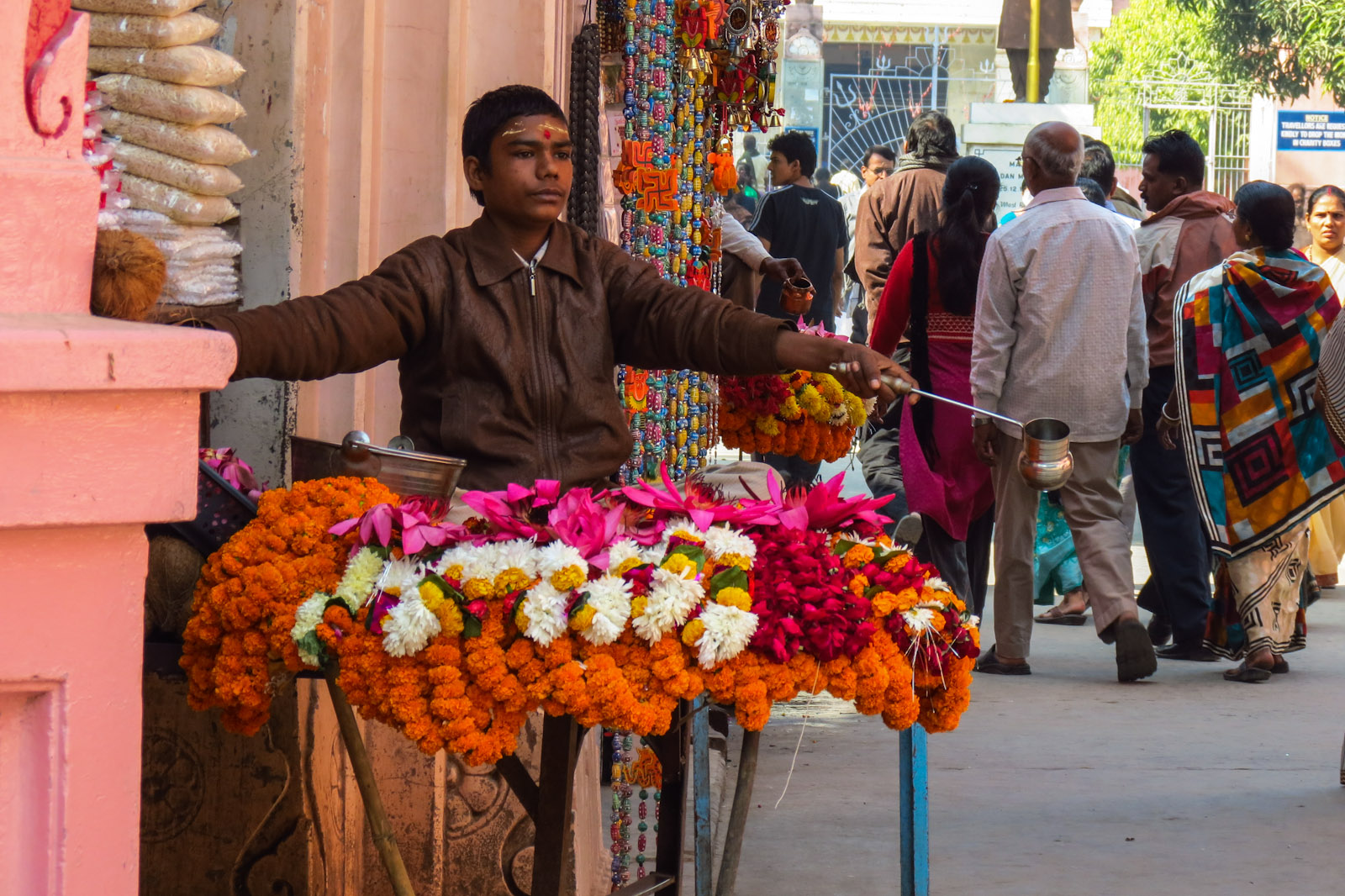 flower-offering-trader-varanasi