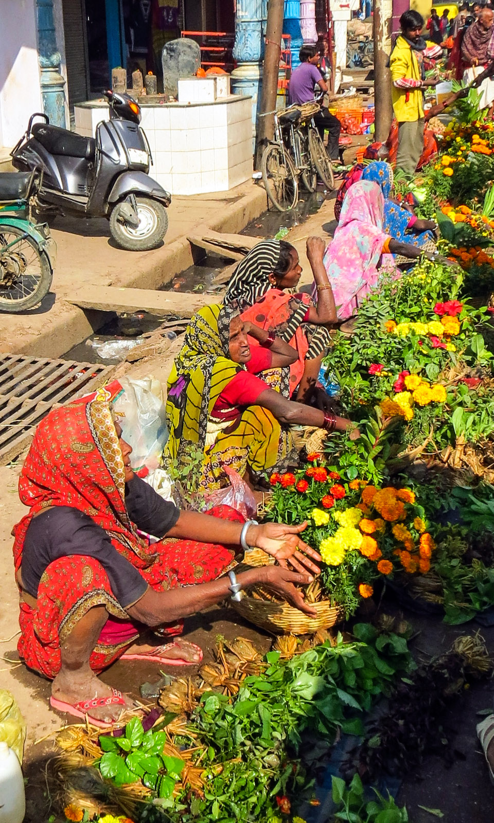flower-sellers-varanasi-market
