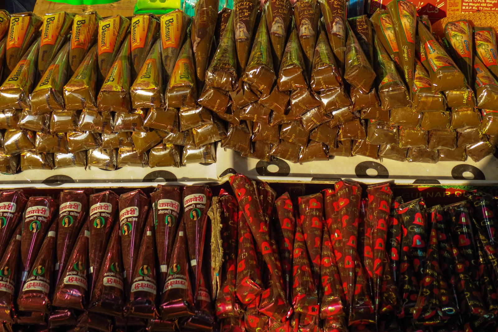 henna-tubes-varanasi-market