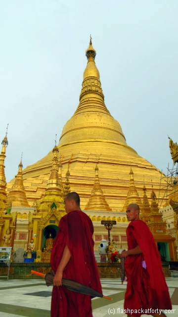 shwedagon-pagoda-monks
