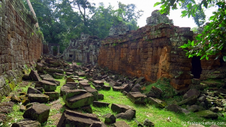 temple-wall-and-fallen-stones-angkor