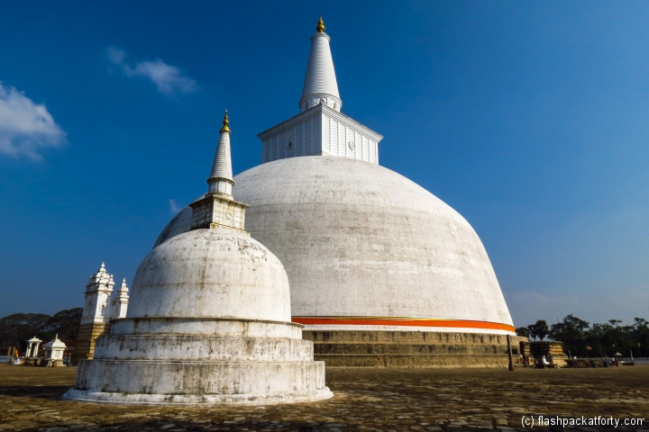 ruvanvelisaya-twin-dagobas-anuradhapura