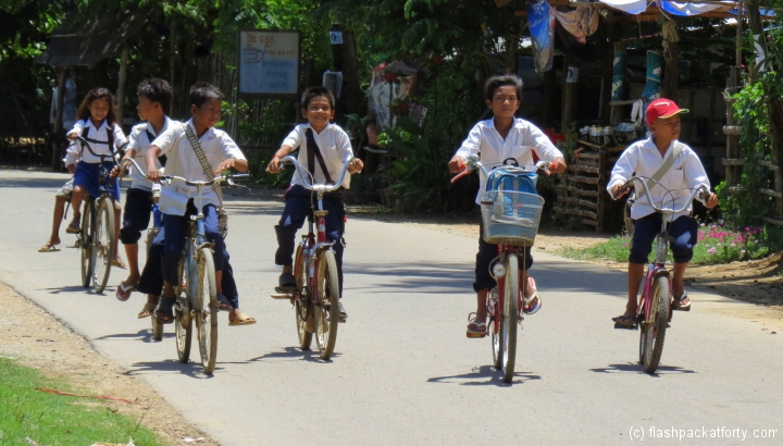 schoolchildren-cycling-battambang