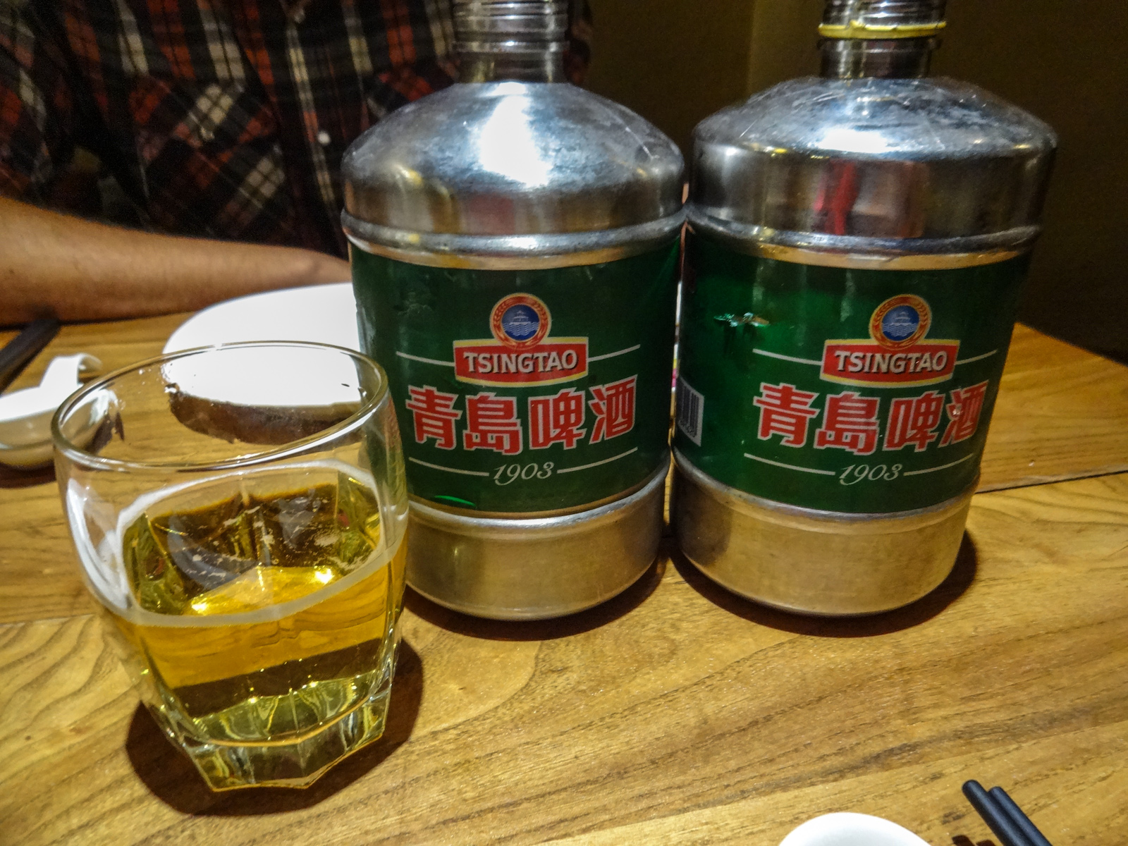 Пиво по китайски. Китайское пиво Циндао. Китайское пиво Tsingtao. Циндао пиво крепость. Китай Циндао/Tsingtao пиво.