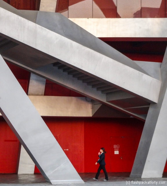 birds-nest-woman-and-architecture