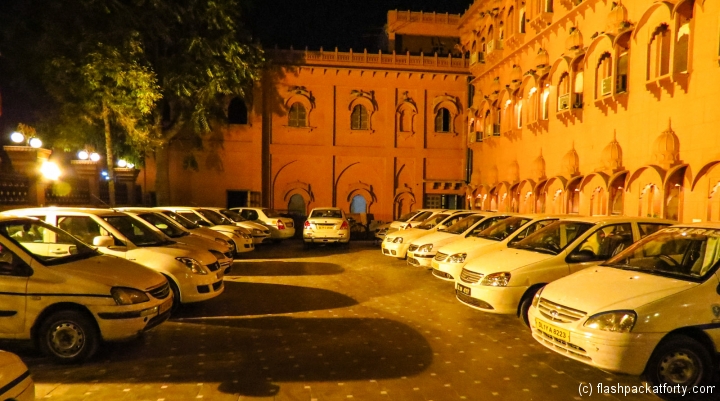 bikaner-sagar-hotel-taxi-parking