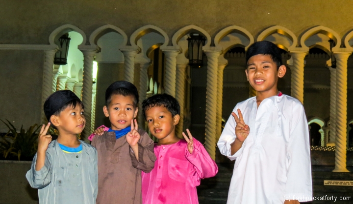 omar-ali-saifuddien-mosque-kids