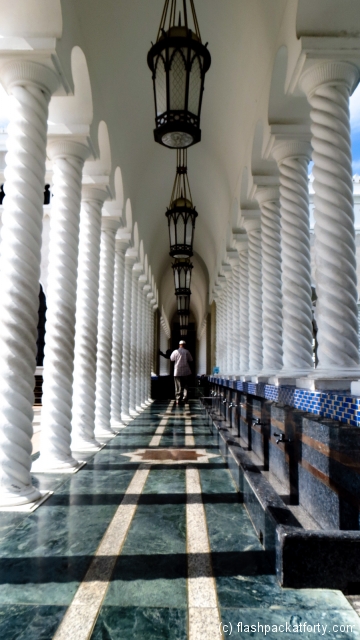 omar-ali-saifuddien-mosque-walkway