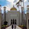 omar-ali-saifuddien-mosque-path-people