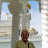 omar-ali-saifuddien-mosque-worshipper