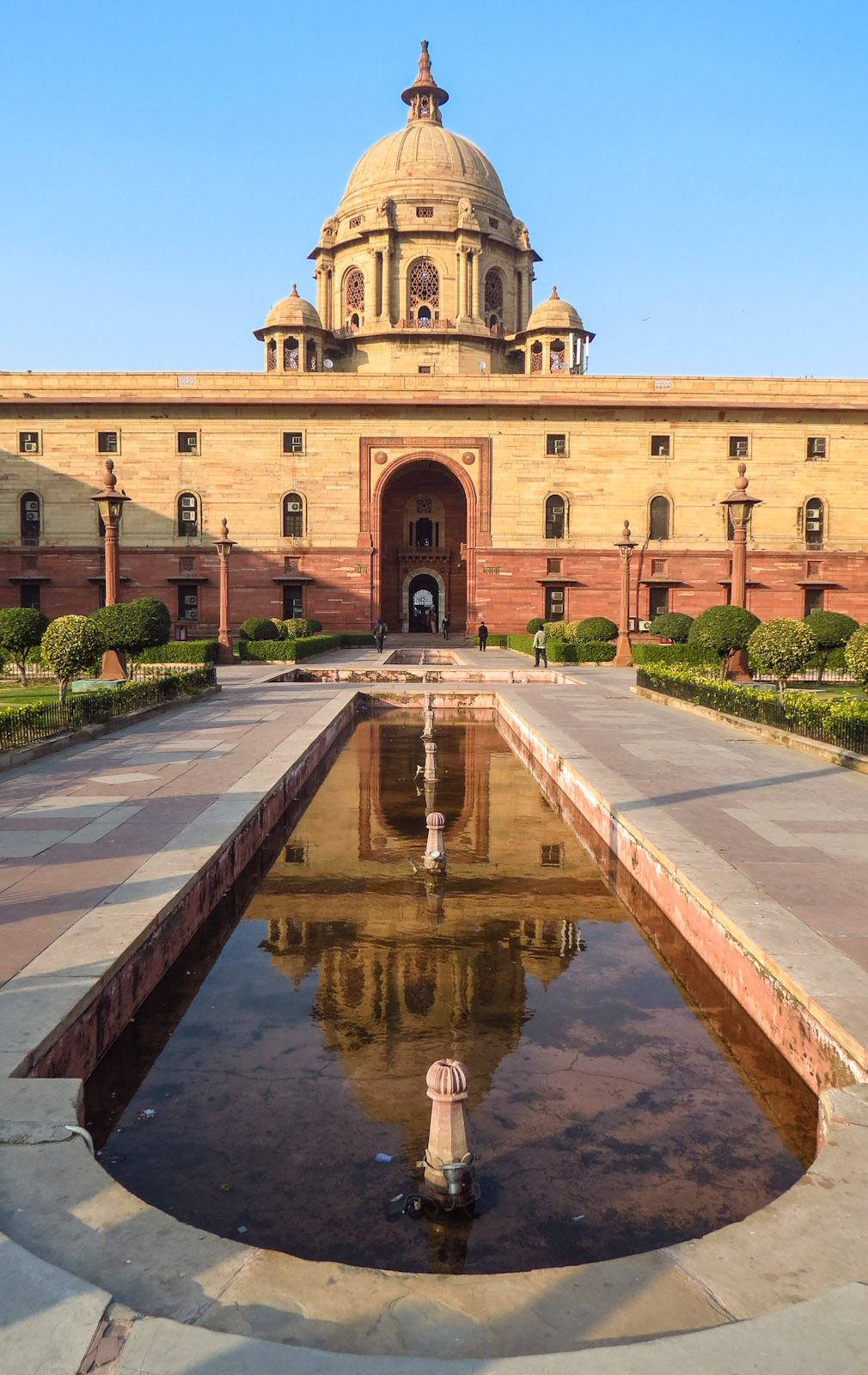 government-buildings-and-water-delhi