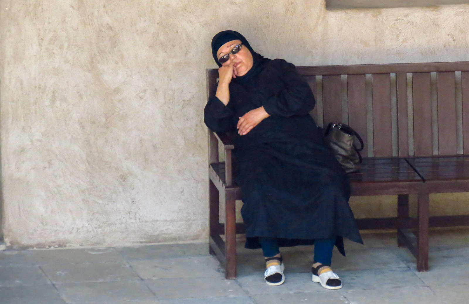 woman-snoozes-in-old-dubai