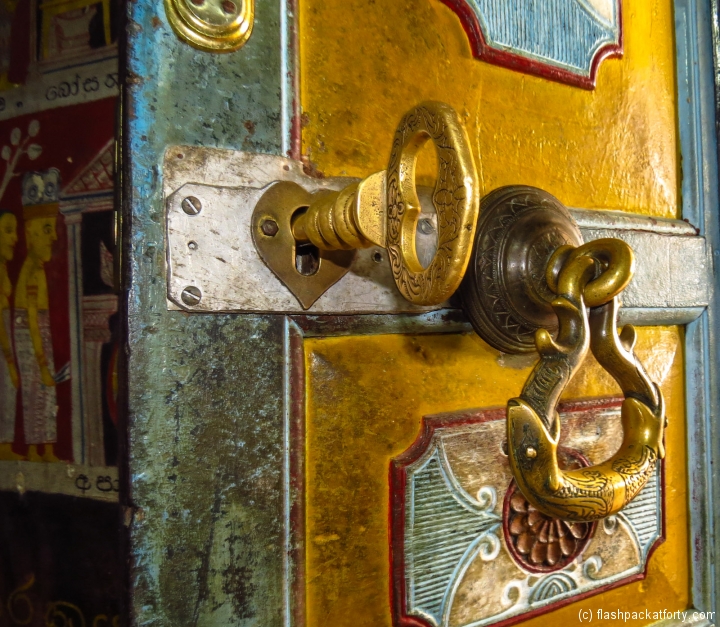 dowa-temple-key-and-rock