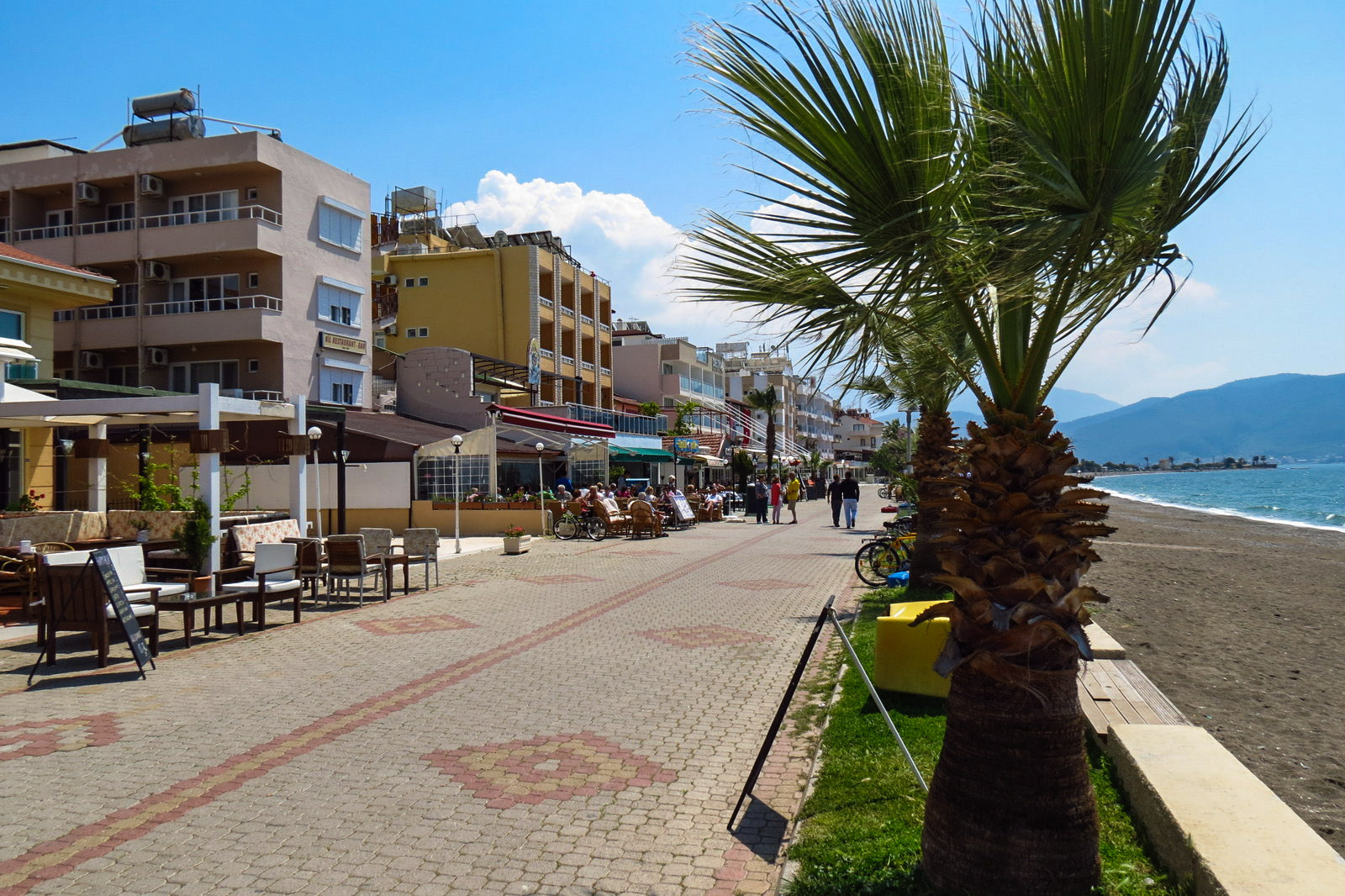 calis-seafront-cafes