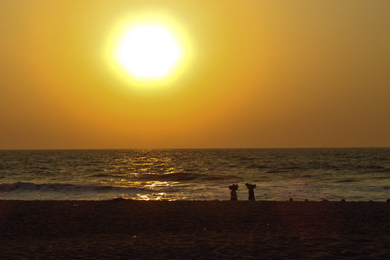 goa-sunset-with-sellers-in-distance