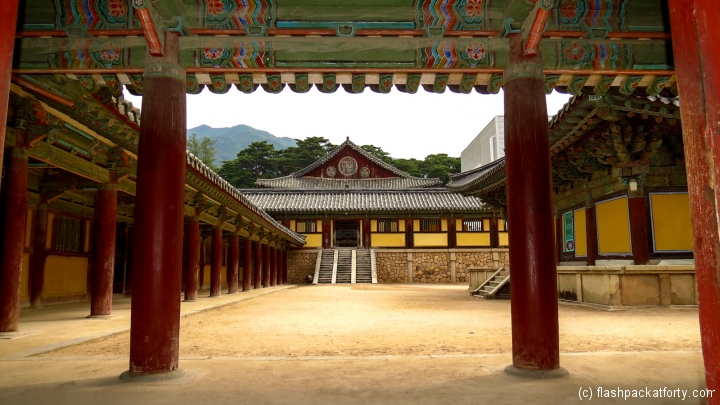 bulguksa-temple-view-through-door