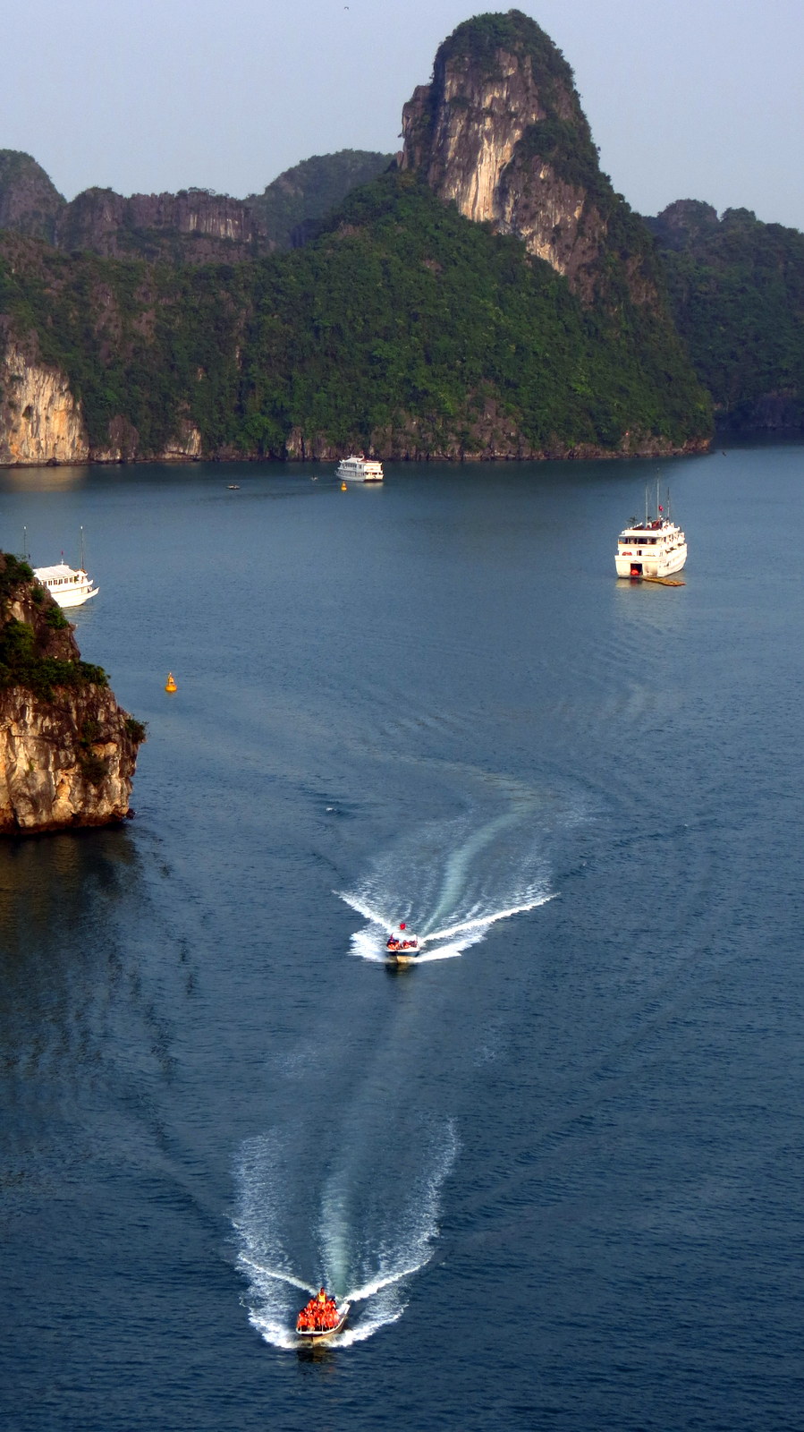 speedboat halong bay