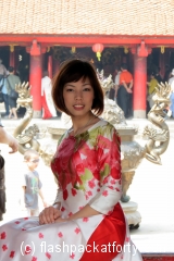 vietnam-woman-poses-at-hanoi-temple-of-literature