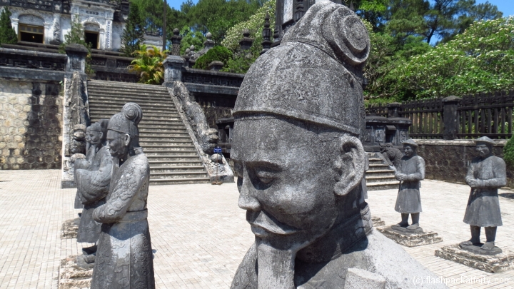 Khai dinh tomb statues