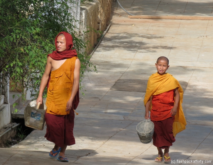 maing-thauk-monastery-monk-builders