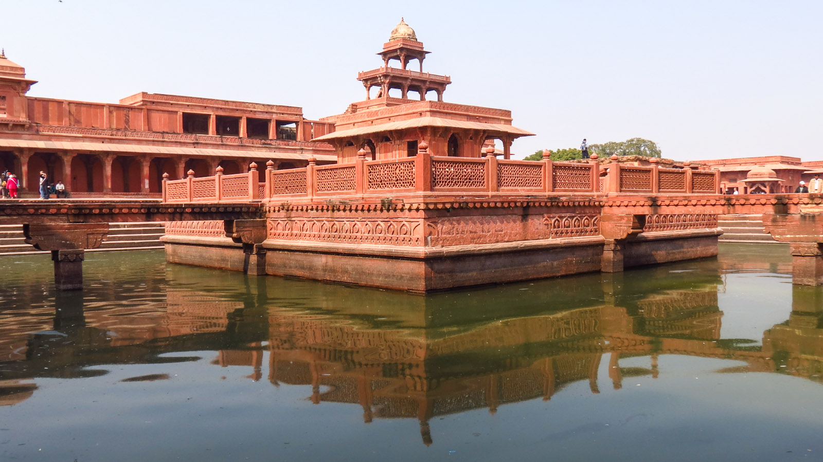 fatehpur-sikri-building-with-lake-reflection