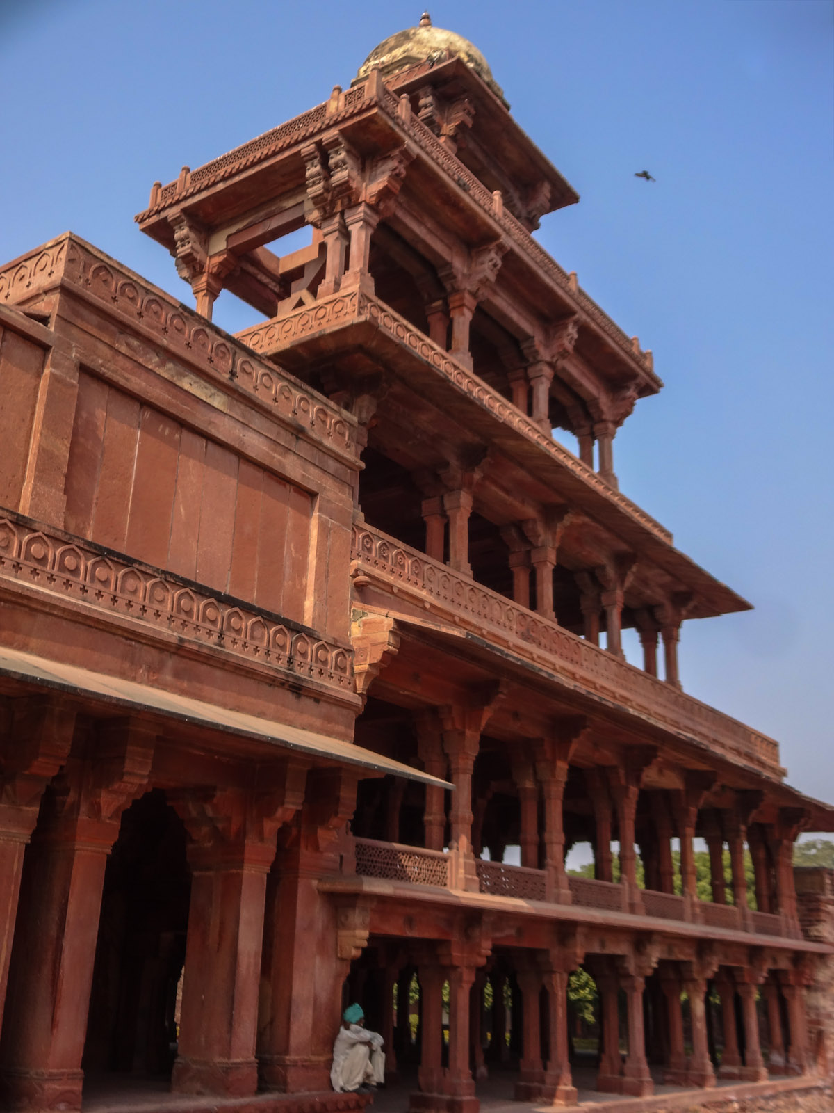 fatehpur-sikri-columned-building-india