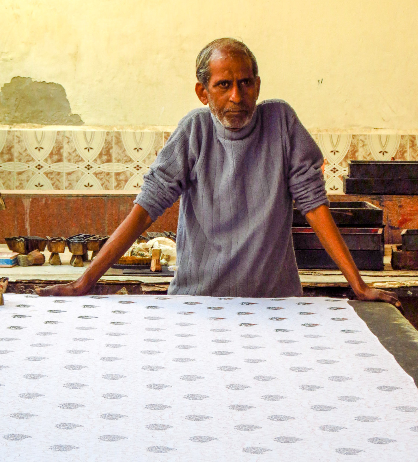 hand-print-fabric-worker-jaipur