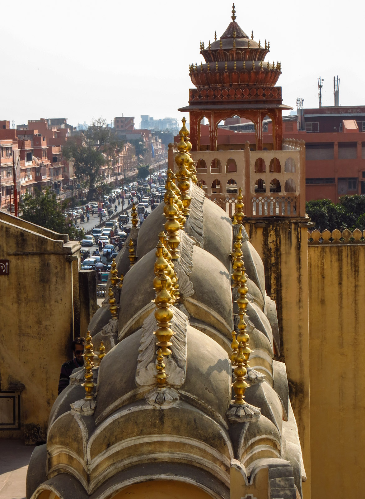 hawa-mahal-roofline-to-bazaar-below
