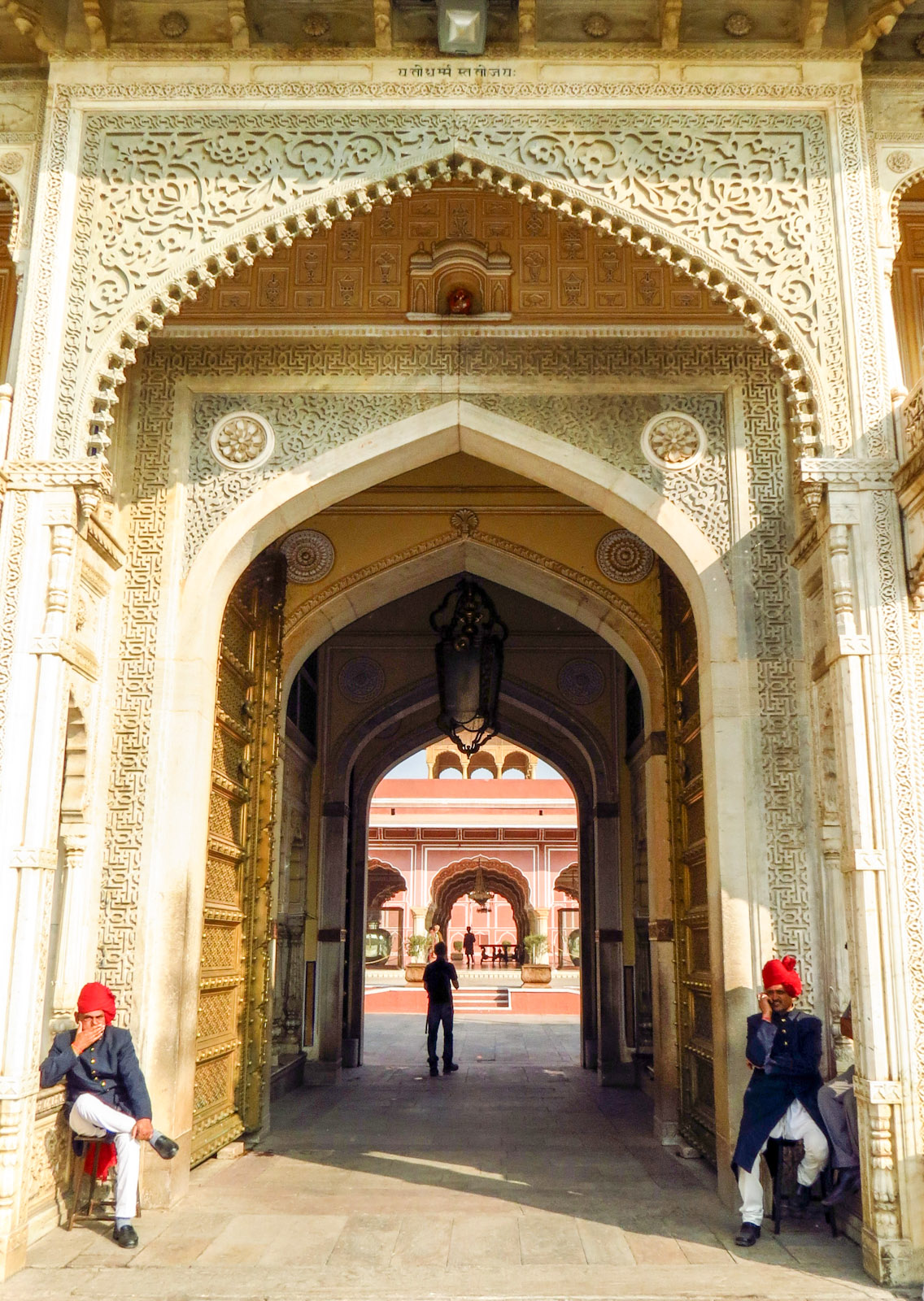 jaipur-city-palace-gate-with-guards