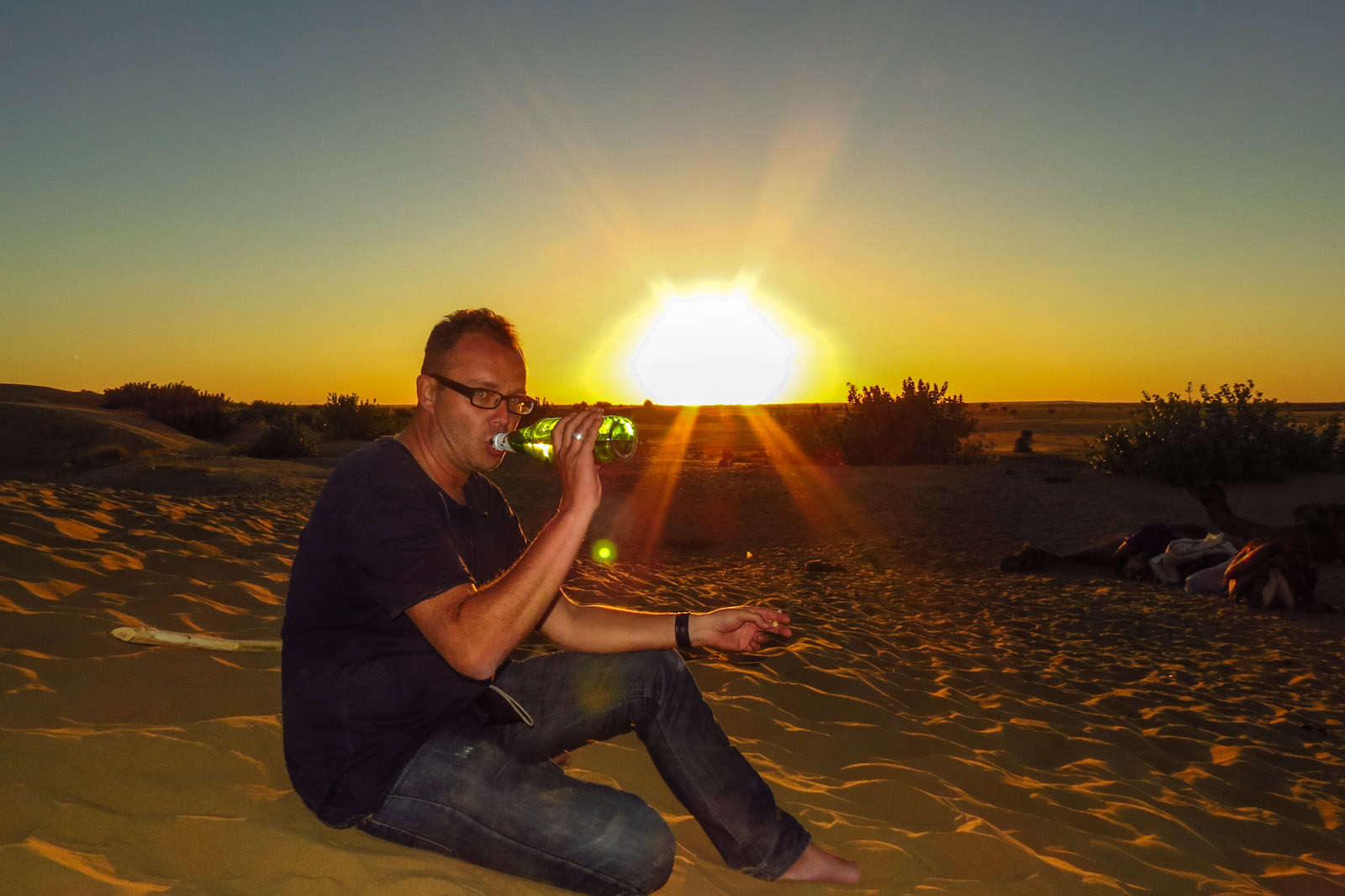 john-and-beer-and-sunset-jaisalmer-desert