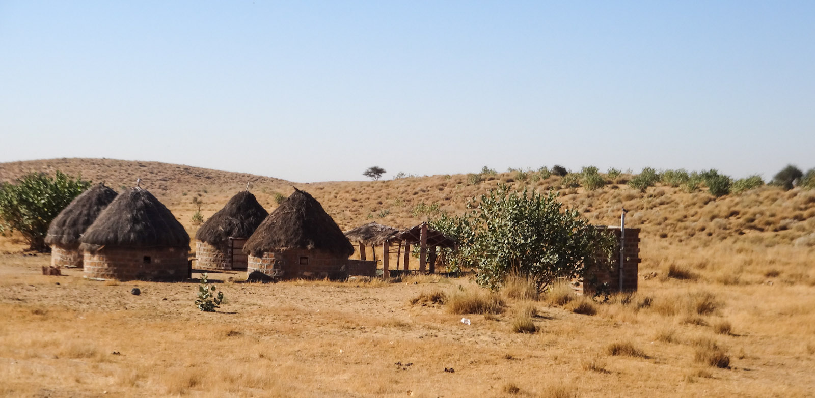 village-huts-jaisalmer-desert