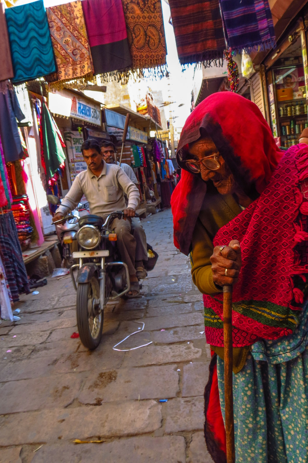 old-woman-in-jaisalmer-bazaar