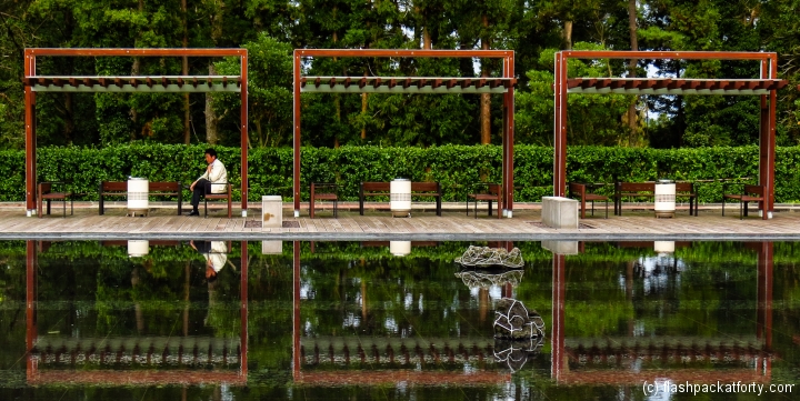 man-refelecting-refkection-jeju-art-museum