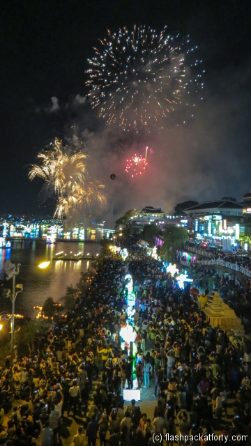 jinju-lantern-festival-fireworks-with-crowd