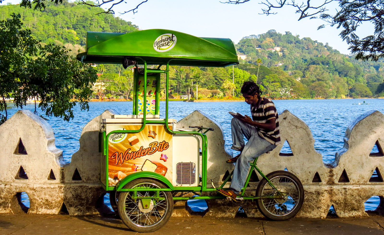 kandy-lake-ice-cream-vendor