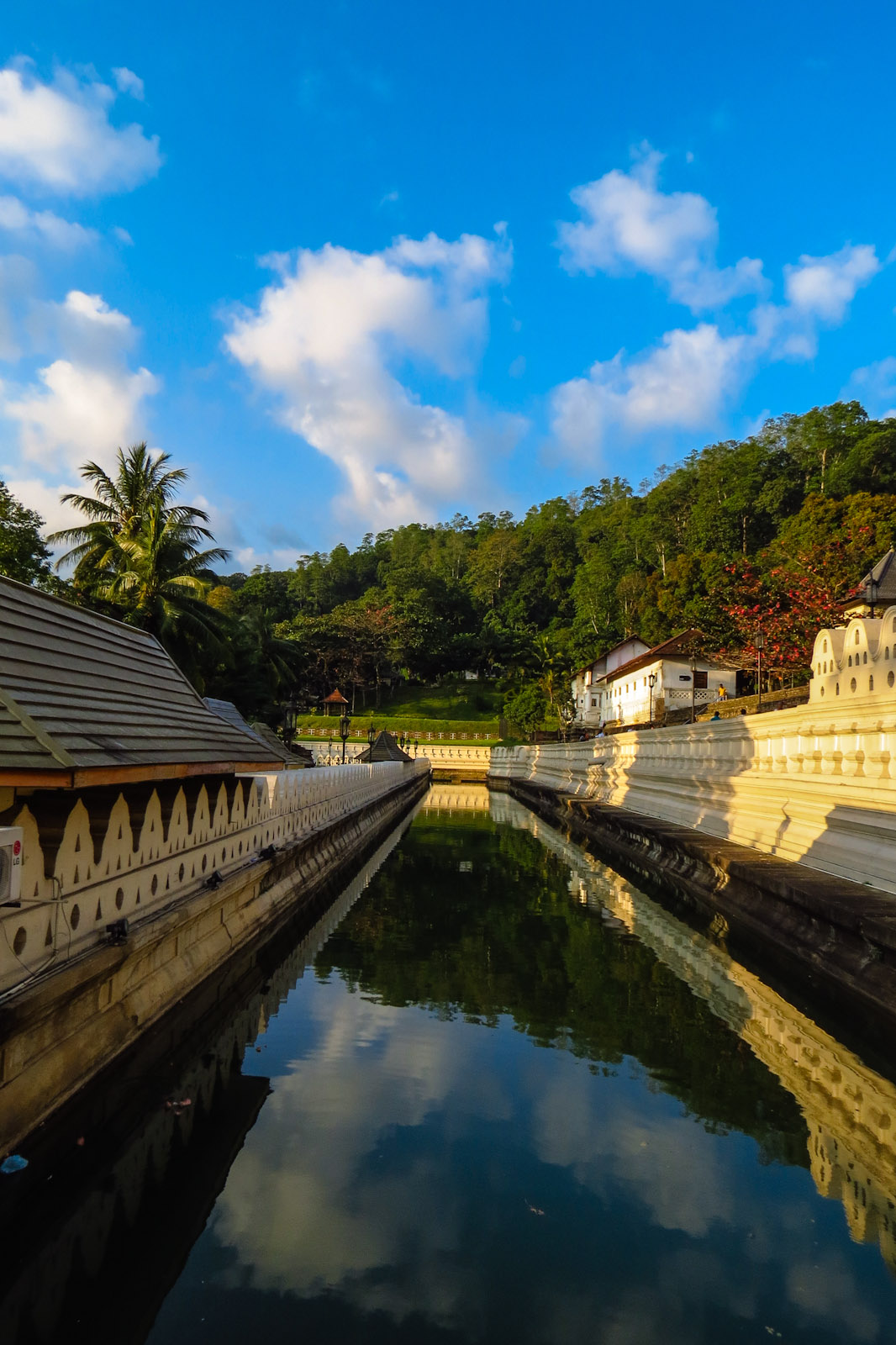 moat-at-kandy-temple