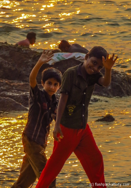 indian-kids-waving-at-kannur-beach