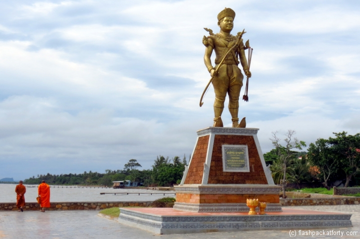 kep-statue-and-monks